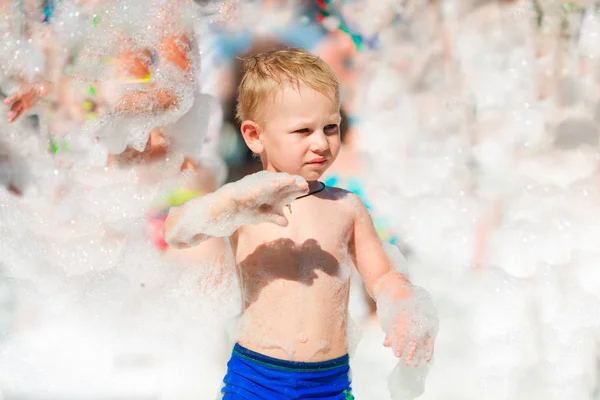 Schuim partij op het strand. — Stockfoto