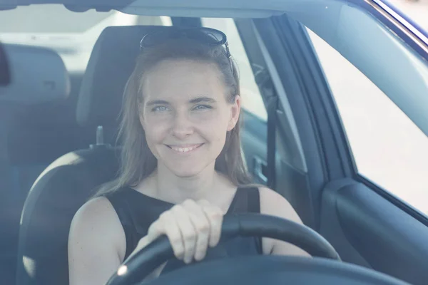 Vacker affärskvinna i hennes bil — Stockfoto