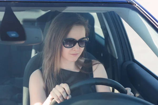 Hermosa mujer de negocios en su coche —  Fotos de Stock