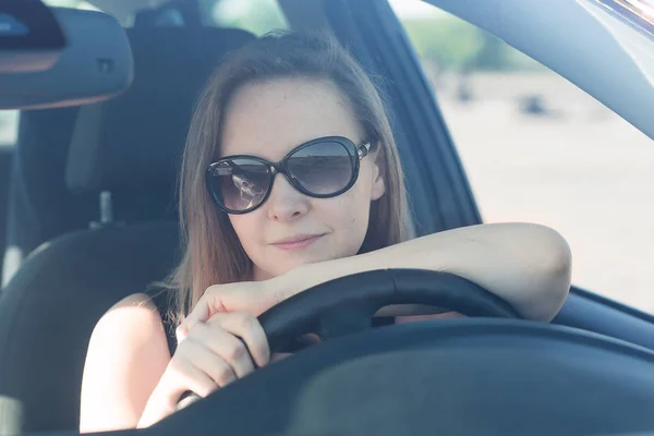 Hermosa mujer de negocios en su coche —  Fotos de Stock