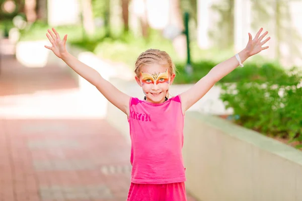 Ragazzina felice con pittura viso arte nel parco . — Foto Stock