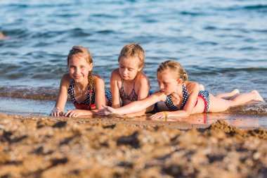 Sahildeki Mutlu Çocuklar