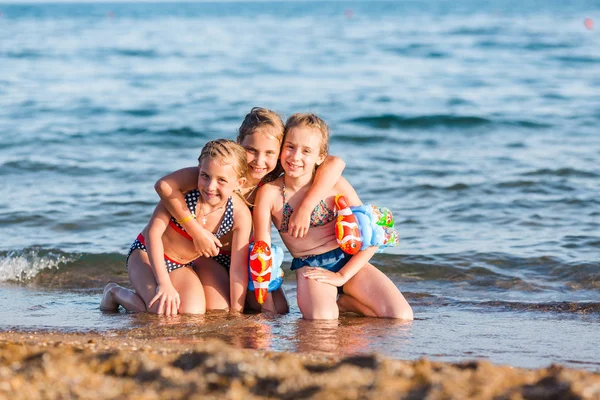 Gelukkige kinderen op het strand — Stockfoto