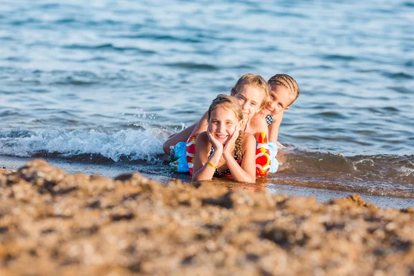 Gelukkige kinderen op het strand — Stockfoto