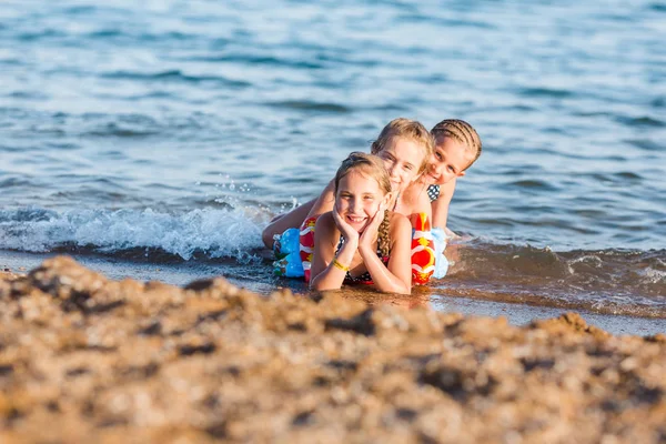 Szczęśliwe dzieci na plaży — Zdjęcie stockowe