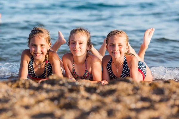 Niños felices en la playa — Foto de Stock