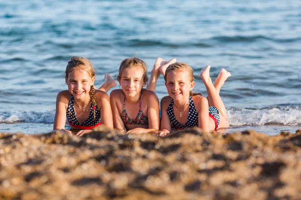 Niños felices en la playa — Foto de Stock