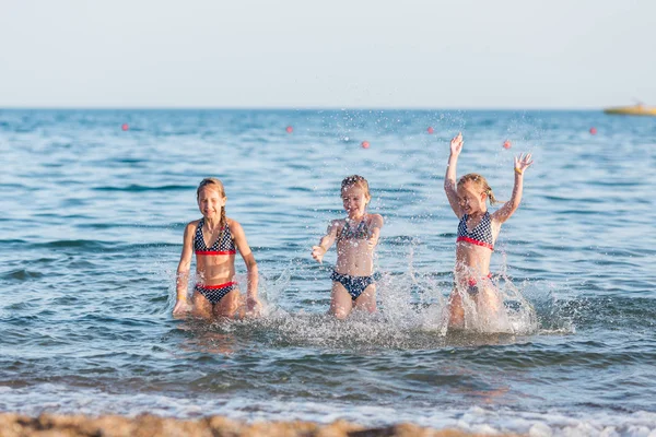Ευτυχισμένα παιδιά στην παραλία — Φωτογραφία Αρχείου