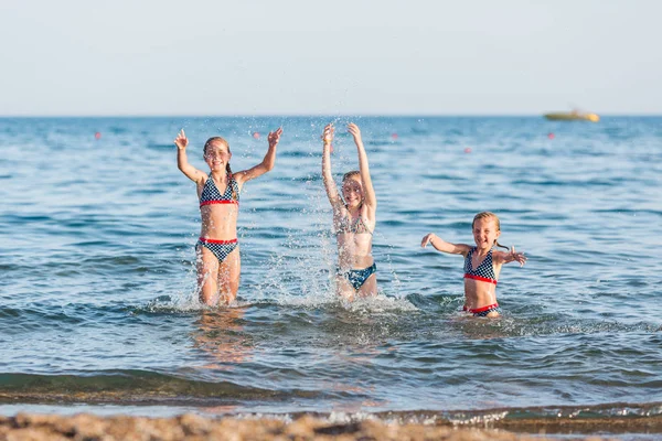 해변의 행복 한 아이들 — 스톡 사진
