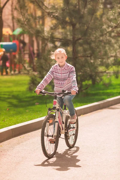 快乐的小女孩骑自行车在公园里 — 图库照片