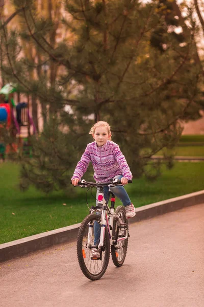Щаслива Дівчинка Катається Велосипеді Парку — стокове фото