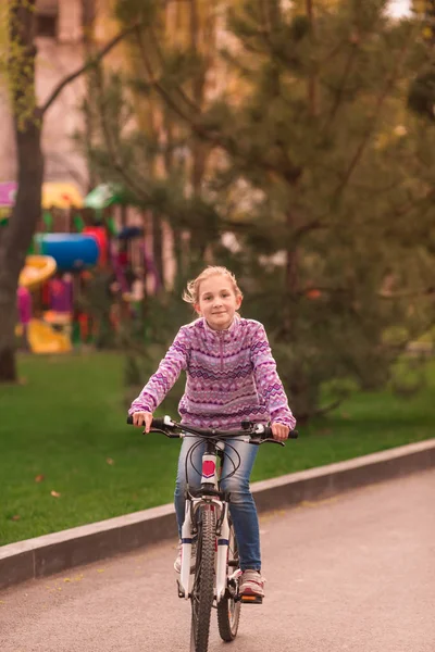 快乐的小女孩骑自行车在公园里 — 图库照片