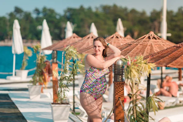 Sahilde güzel bir hamile kadın