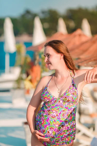 Beautiful pregnant woman at the beach — Stock Photo, Image