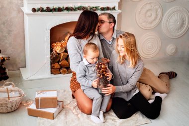 Mutlu aile Noel arifesinde birlikte eğleniyor.