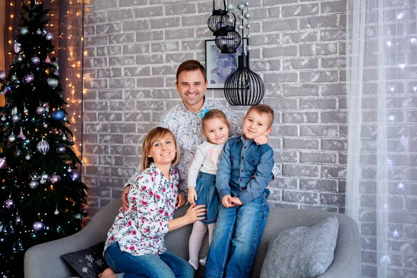 快乐的一家人在圣诞树旁快乐地在一起 — 图库照片