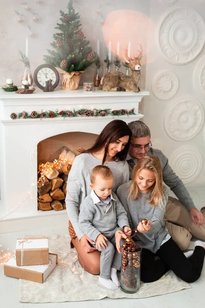 Щаслива сім'я розважається разом на Різдво — стокове фото