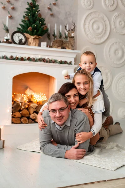 Lycklig familj som har roligt tillsammans på julafton — Stockfoto