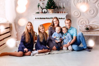 Mutlu aile Noel arifesinde birlikte eğleniyor.