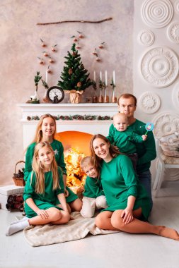 Mutlu aile Noel arifesinde birlikte eğleniyor.