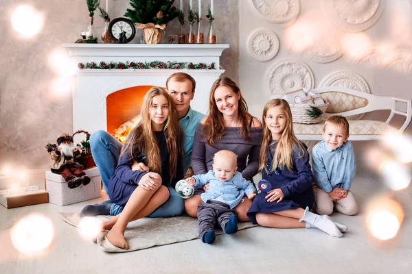 Gelukkig familie hebben plezier samen op kerstavond — Stockfoto