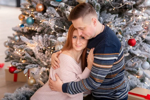 Lyckligt par har kul nära Chrismas träd — Stockfoto
