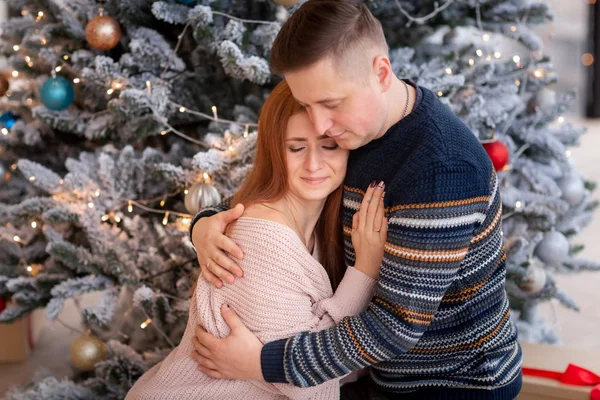 Lyckligt par har kul nära Chrismas träd — Stockfoto