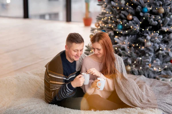 Lyckligt par har kul nära Chrismas träd — Stockfoto