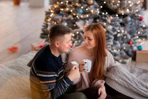 Lyckligt par har kul nära Chrismas träd — Stockfoto