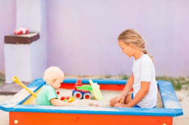 Sevimli bebek oğlan oyun ile onun kardeş içinde the Sandbox