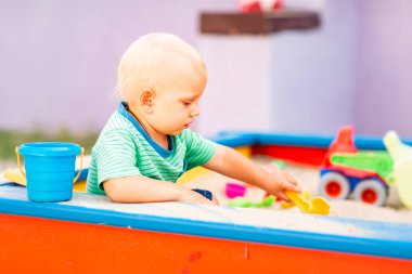 Sevimli bebek çocuk oyun içinde the Sandbox