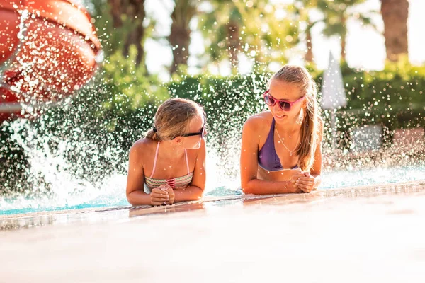 Felice belle ragazze divertirsi in piscina — Foto Stock