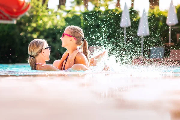 Havuzda eğlenen mutlu güzel kızlar — Stok fotoğraf