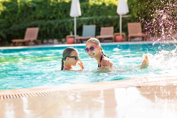 Gelukkig mooie meiden die plezier hebben bij het zwembad — Stockfoto