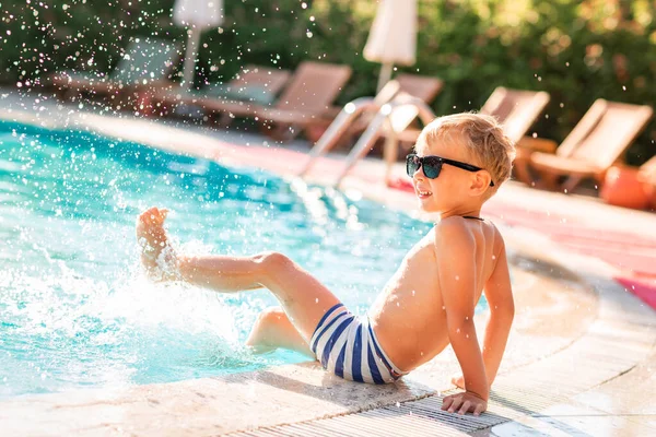 Šťastný chlapec baví u bazénu — Stock fotografie