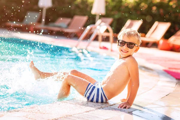 Šťastný chlapec baví u bazénu — Stock fotografie