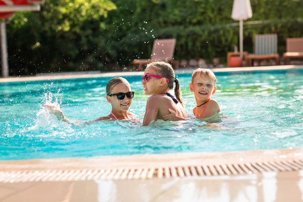 Happy kids having fun at the pool — Stock Photo, Image