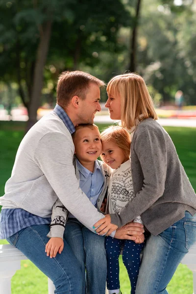 Familia feliz divirtiéndose juntos en el parque al aire libre —  Fotos de Stock