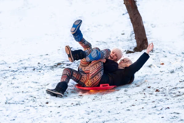 Meninas deslizando da colina no inverno — Fotografia de Stock