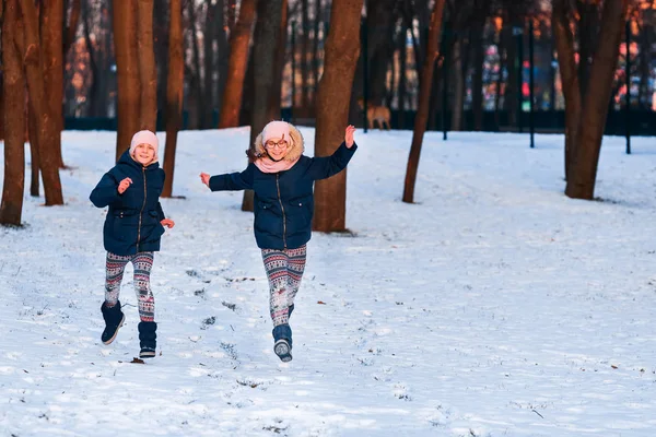 Meninas adolescentes bonitas se divertindo no inverno — Fotografia de Stock