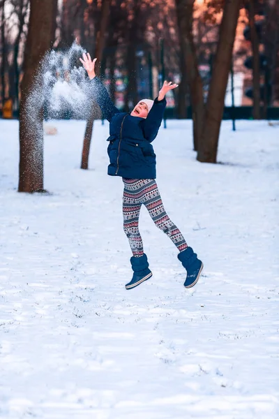 Menina adolescente feliz jogando bolas de neve e pulando — Fotografia de Stock