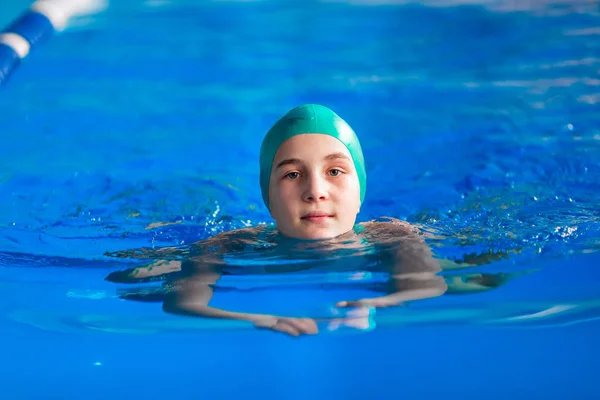 Linda niña entrenando en una piscina —  Fotos de Stock