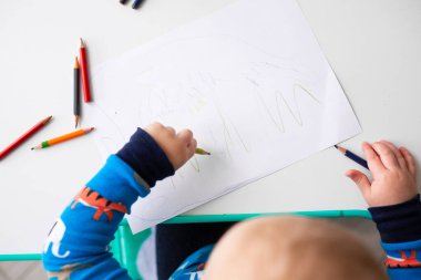 Solak çocuk resim çiziyor.