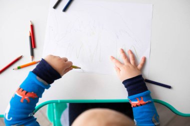 Solak çocuk resim çiziyor.