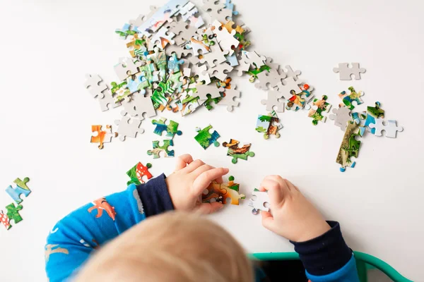 Bambino ragazzo risolvere puzzle sulla scrivania — Foto Stock