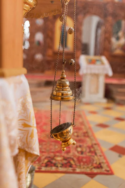 Präströkare Hängandes Den Ortodoxa Kyrkan Koppar Rökelse Med Brinnande Kol — Stockfoto