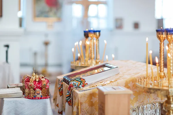 Православные Венцы Церковные Иконы Церковные Книги Евангелие Столе — стоковое фото