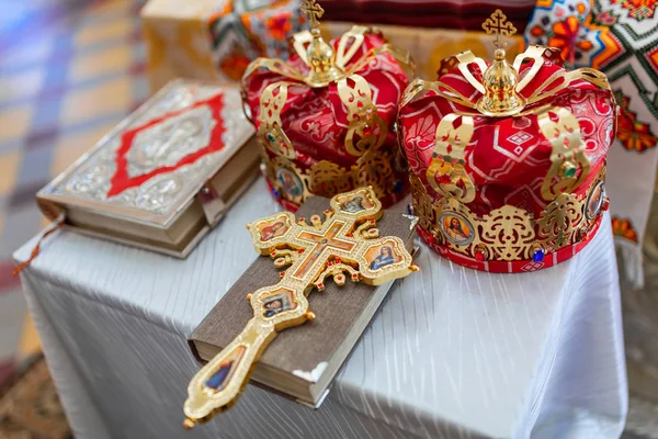 Orthodoxe Hochzeitskronen Ikonen Kirchenbücher Evangelium Auf Dem Tisch — Stockfoto