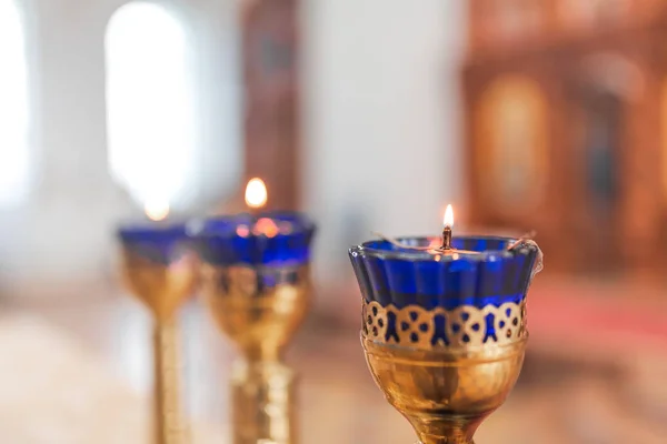 Православная Церковная Лампа Зажженной Свечой Красным Стеклом Фоне Иконы Служба — стоковое фото