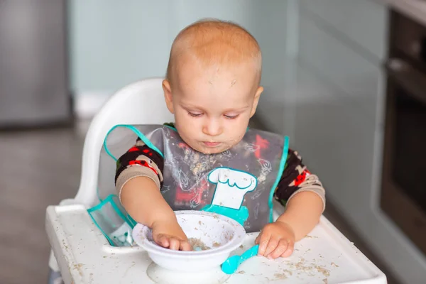 Schattige Kleine Baby Die Zijn Eerste Pap Eet Aanvullende Voeding — Stockfoto